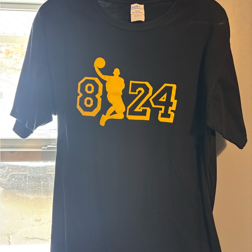Source Unknown Black Short Sleeve Tee with Gold Basketball Graphic (8 24)
